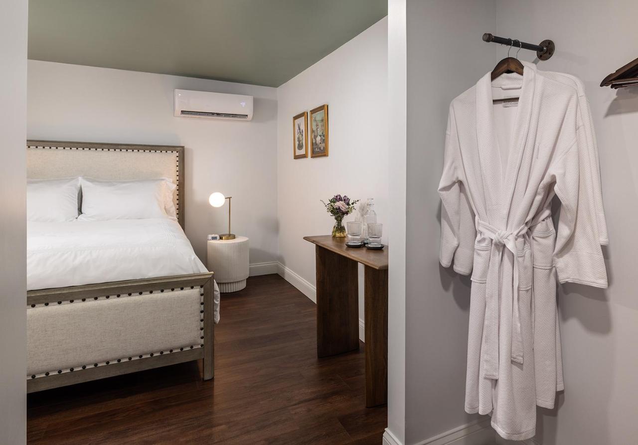 Habitación con cama grande
