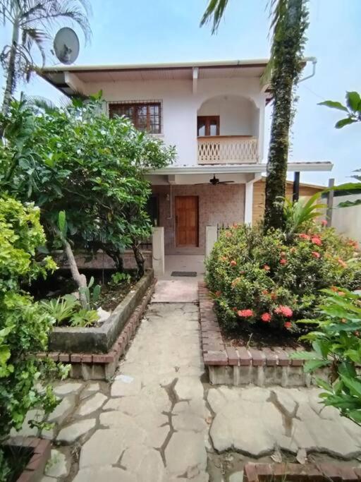 B&B Bocas del Toro - Casa de Rojo 3 Bedroom house with private Pool and all amenities - Bed and Breakfast Bocas del Toro