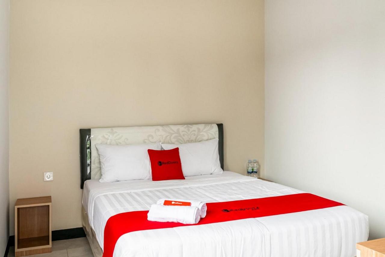 B&B Giacarta - RedDoorz near Puri Indah Lippo Mall 2 - Bed and Breakfast Giacarta