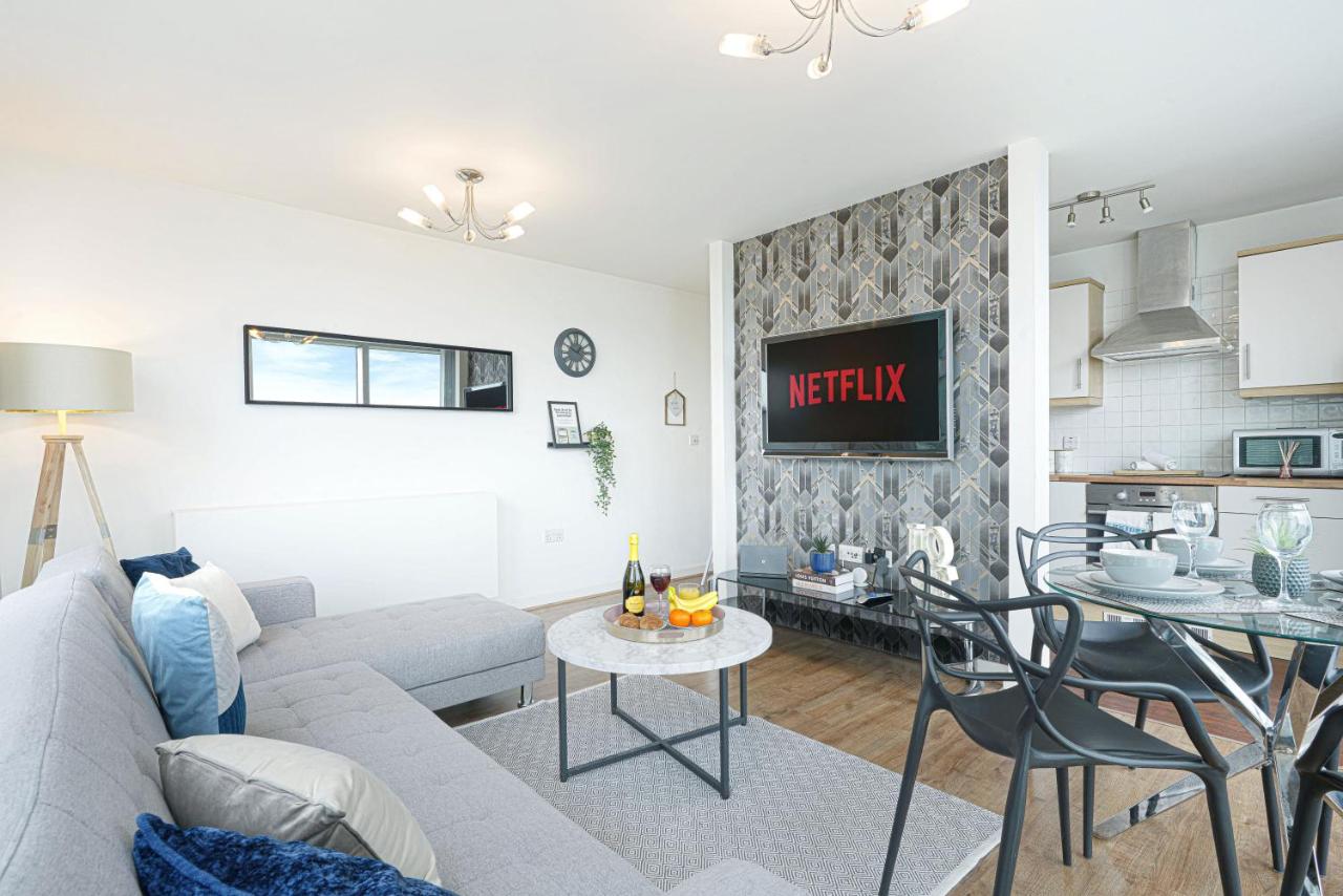 B&B Milton Keynes - Central MK - Executive Hub Apartment - 2 Bedroom 2 Bathroom - Free Parking, Fast WIFI & Smart TV with Netflix by Yoko Property - Bed and Breakfast Milton Keynes