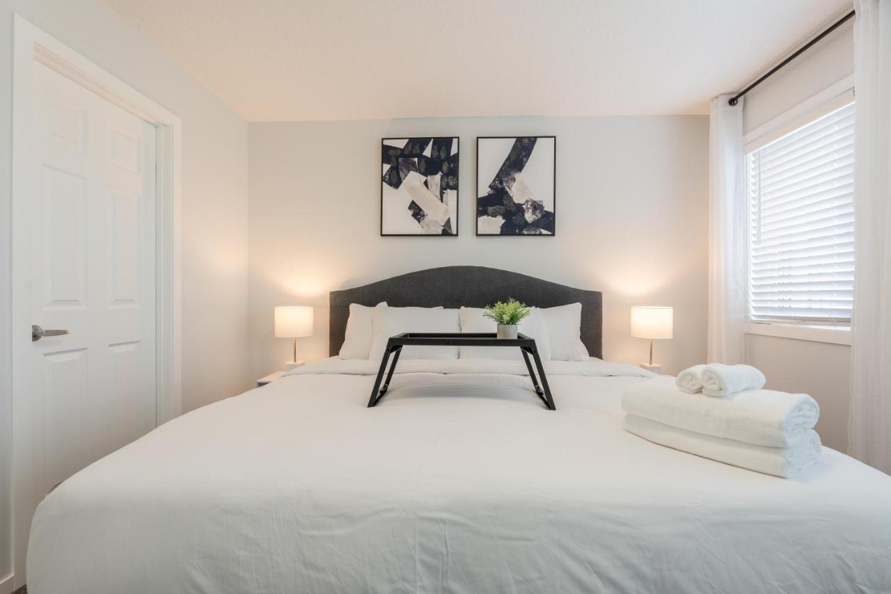 B&B Calgary - 3bedroom Stylish Getaway by the Park with 2-Car Garage - Bed and Breakfast Calgary
