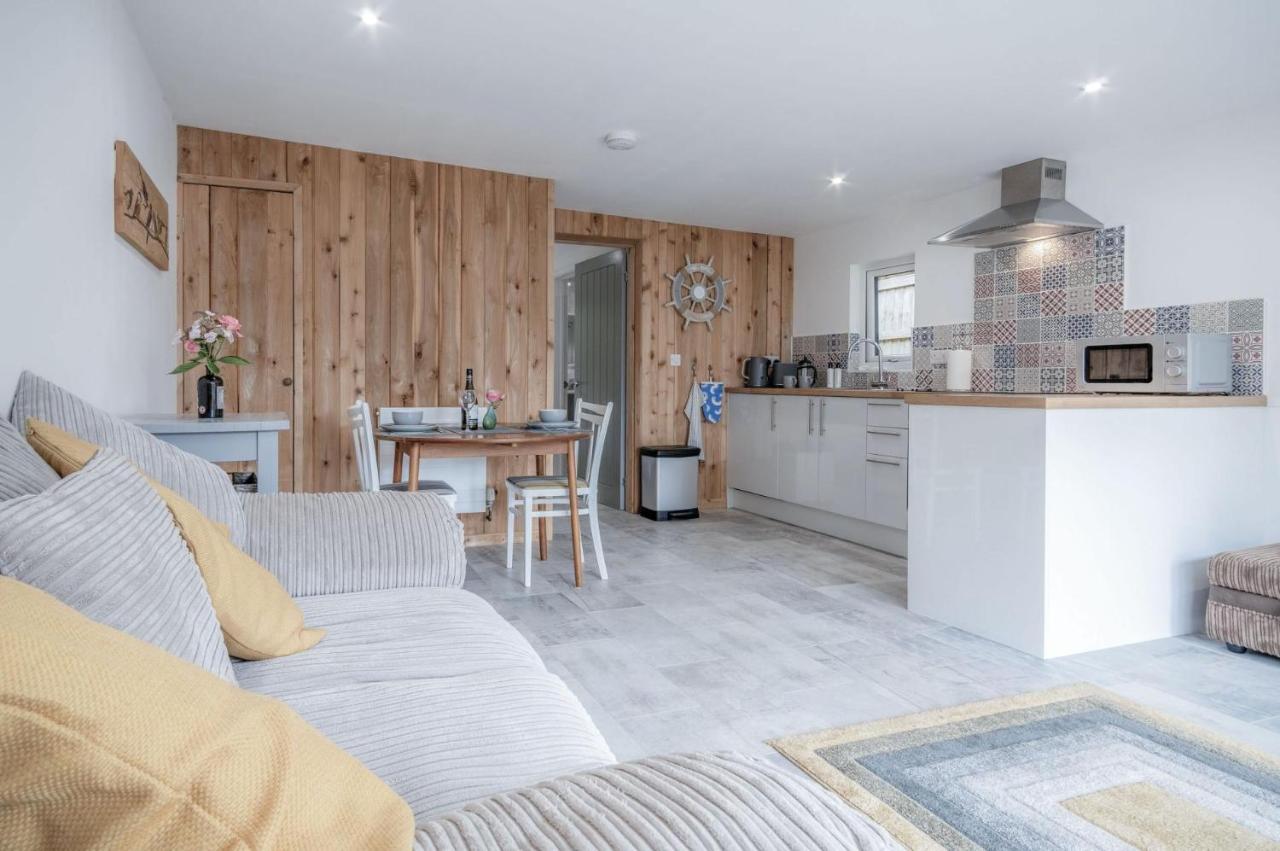 The Garden Lodge - 1 Bedroom Lodge - Tenby - Ferienwohnung