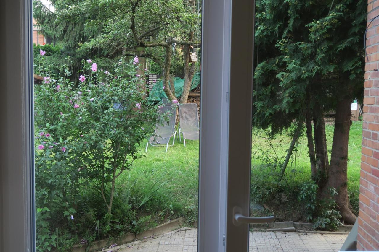 EN Homestay with private top floor, 3 bedrooms, bathroom, kitchenette, host stays downstairs with a cat and 2 small dogs --- CS Soukromé horní patro, 3 ložnice, koupelna, vařič, balkon - Přízemí sdílené s hostitelem, kočkou a 2 malými psy - Chambres d'hôtes Zlín