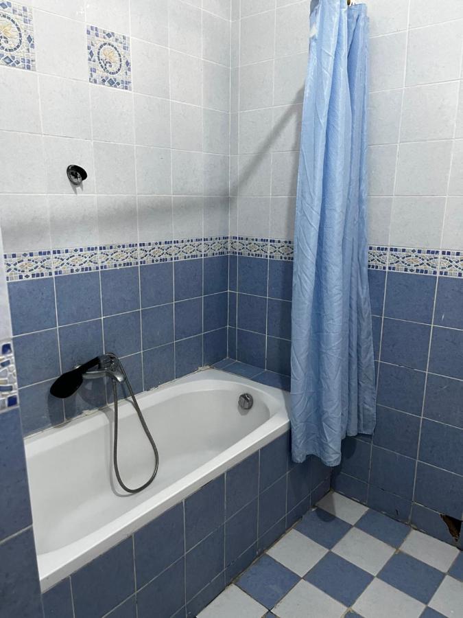 White Family Villa - Private Pool - AC - Very Big Garden - 5 bedrooms - 5- Min Walk to Beach - B&B Alessandria d'Egitto