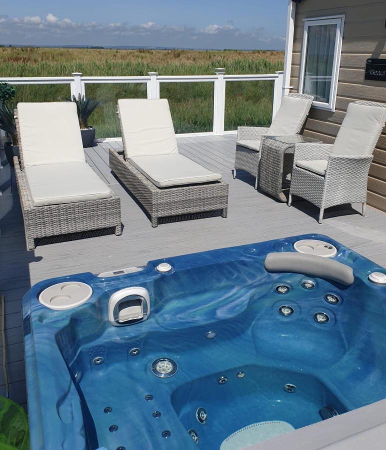 B&B Selsey - Nature Retreat, Luxury Lodge with Hot Tub, Seal Bay - Bed and Breakfast Selsey