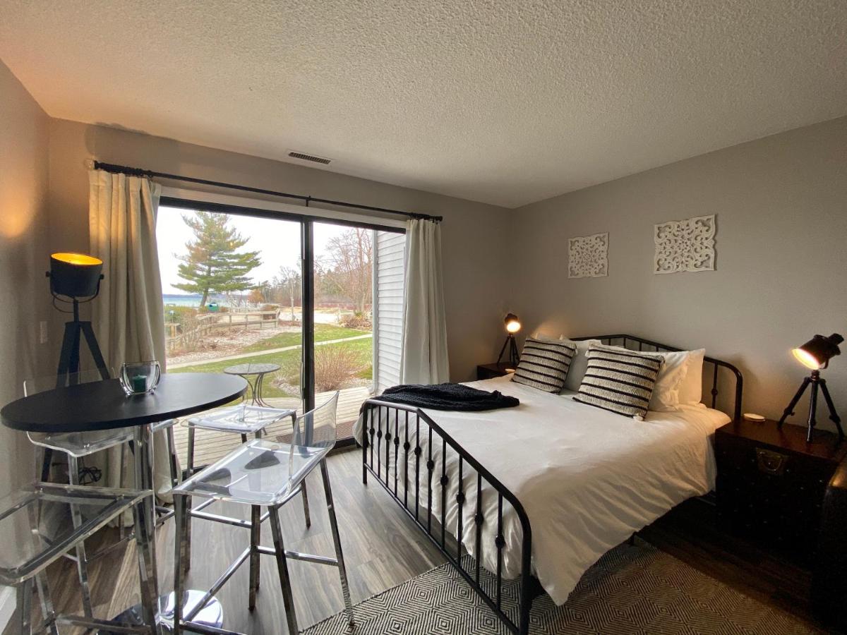 B&B Traverse City - Cozy Contemporary Lake View Studio at The Shores - Bed and Breakfast Traverse City