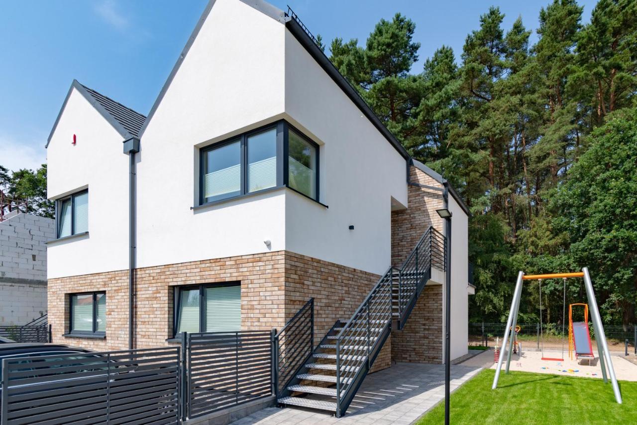 W Sam Las by Klif Ustka - Dwupoziomowy Apartament z Klimatyzacją, Balkonem i Widokiem na Las - B&B Ustka