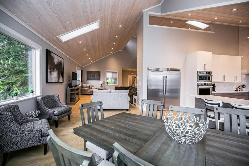 Water Front Home with Private Dock and Hottub - B&B Sooke