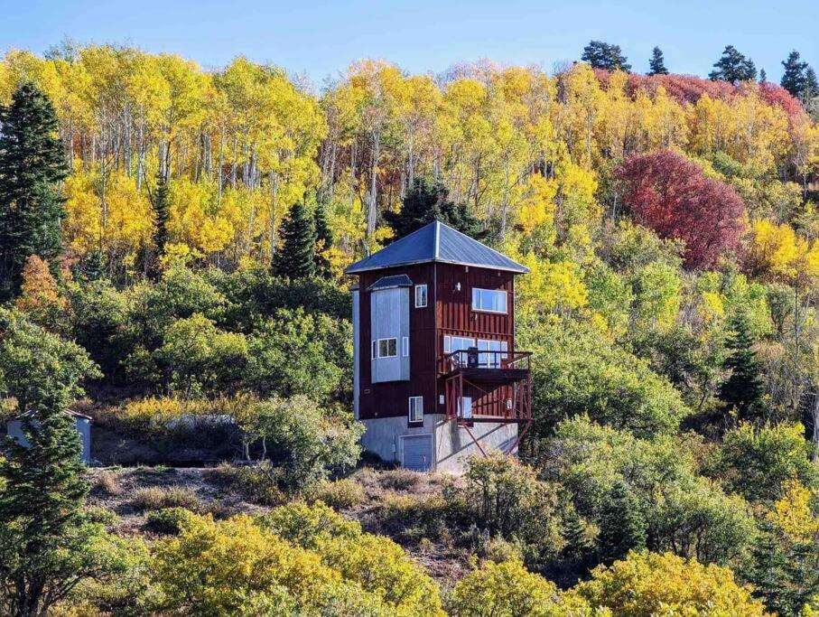 B&B Wanship - Towerhouse - Modern Cabin @ 8,000ft - Bed and Breakfast Wanship