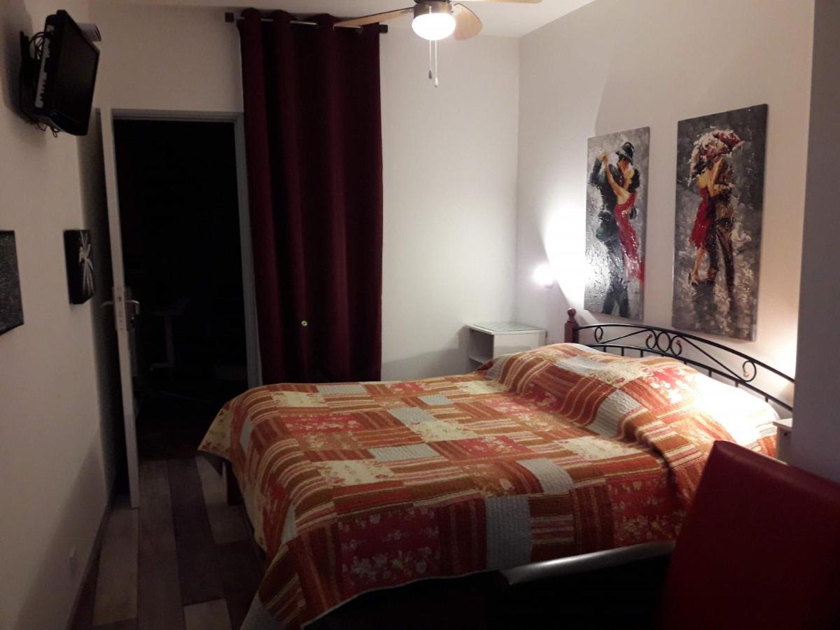 Habitación con cama grande