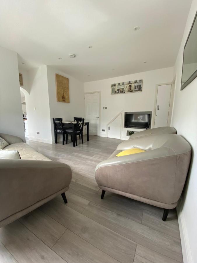 B&B Norwood - EEJs Modern 3 bed apartment - with great city links - Bed and Breakfast Norwood