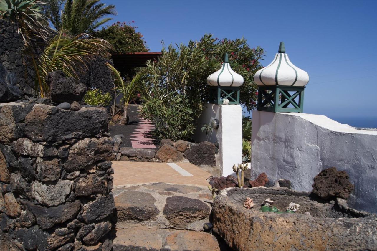 Castillo Lanzarote Villa Bentley - Luxury Villa -sleep in a volcanic cave - Bed and Breakfast