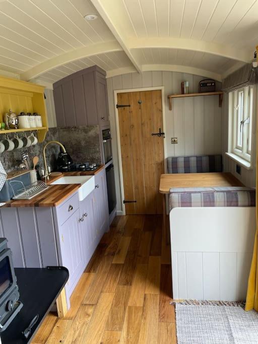 The Old Post Office - Luxurious Shepherds Hut 'Far From the Madding Crowd' based in rural Dorset. - Chambres d’hôtes