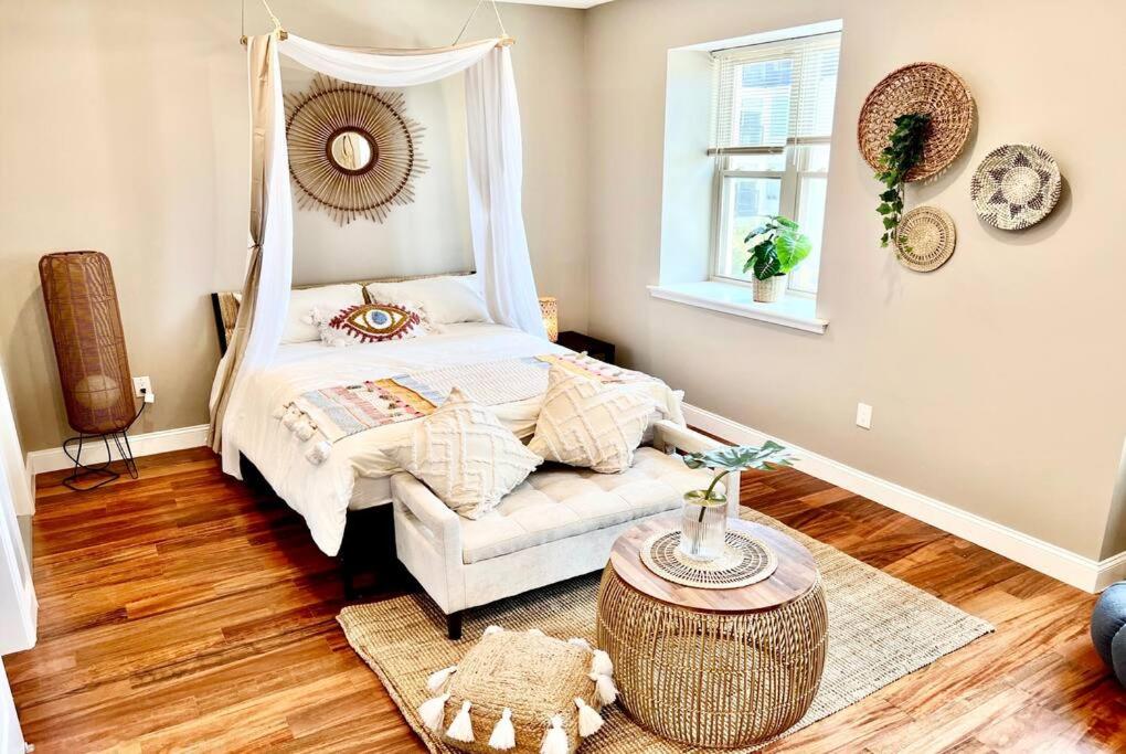 503 Bohemian Romance Apartments in center city - B&B