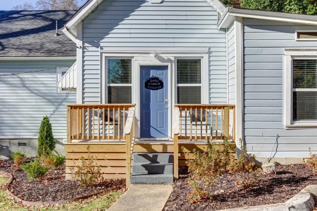 Cedar Blossom Bungalow is a cozy getaway with a 5 minute walk to downtown! - B&B