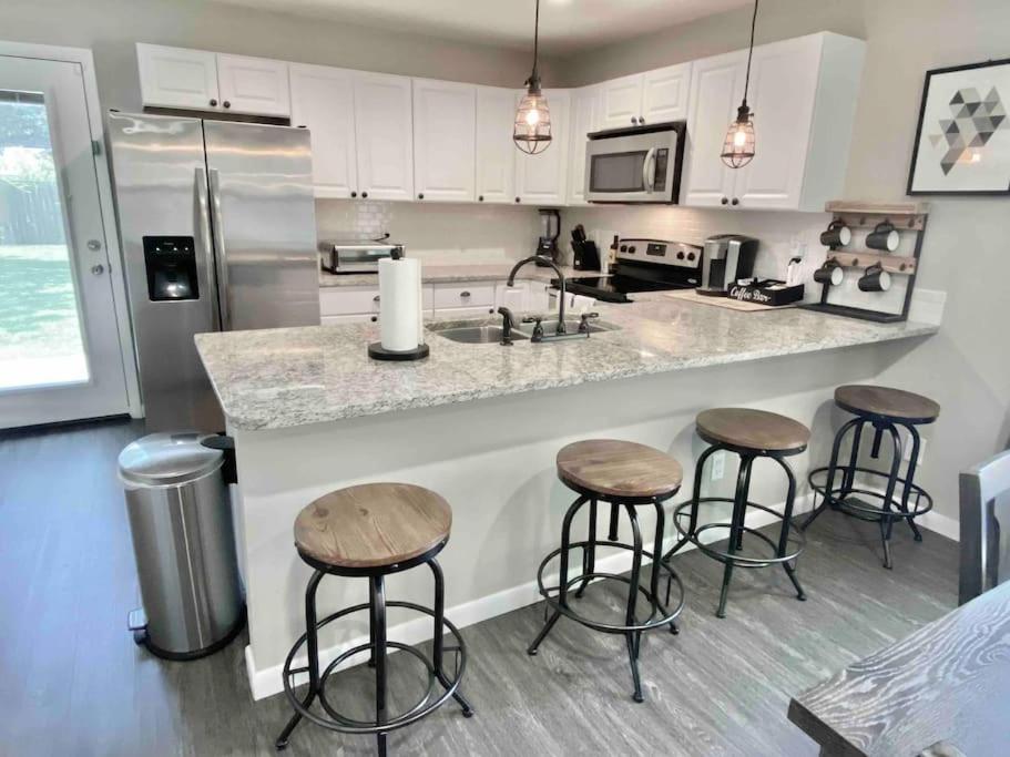 San Sebastiáns Hideaway - Modern with Group Friendly Amenities just minutes from Downtown and St Augustine Beach - Chambres d’hôtes Saint Augustine