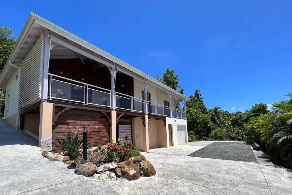 Villa Lorevana piscine privée et vue mer à Deshaies - B&B Deshaies