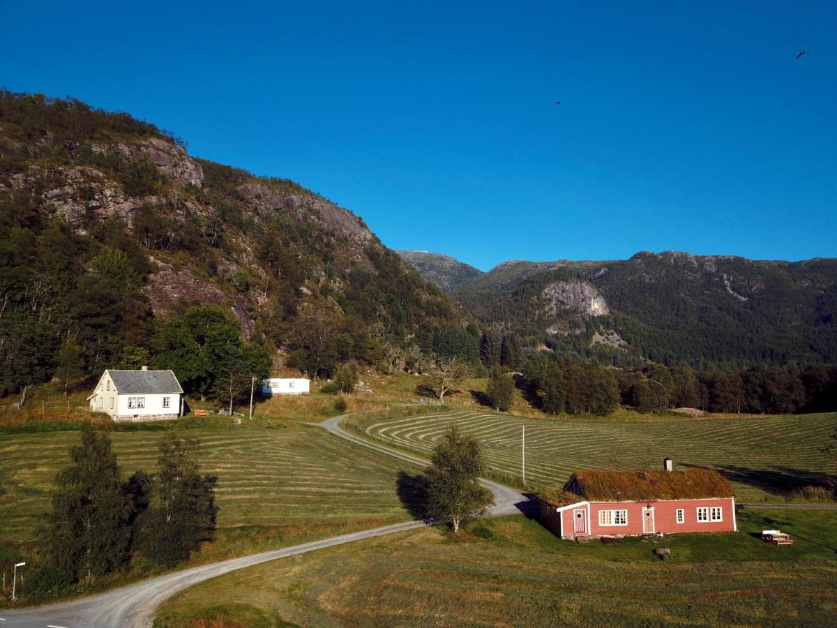 Fossane gard, autentiske gardshus på sauegard - B&B Hjelmeland
