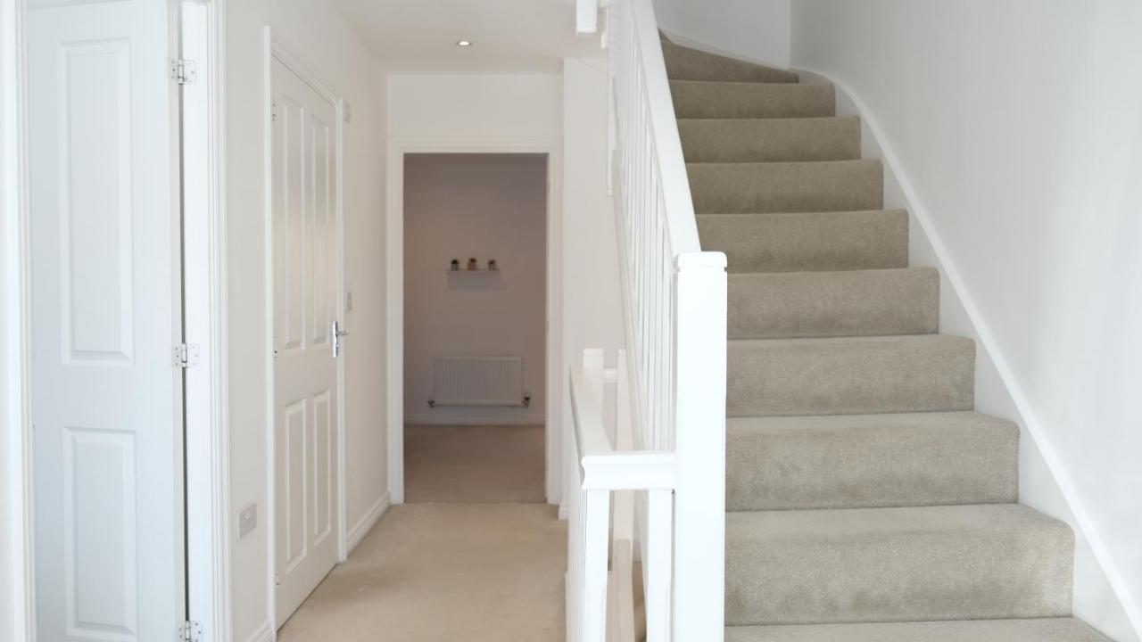 4 Bedroom 3.5 Bathroom House - Sleeps up to 8 - City Centre - Free Parking, Fast Wifi, Private Garden and Smart TV by Yoko Property - Chambres d’hôtes