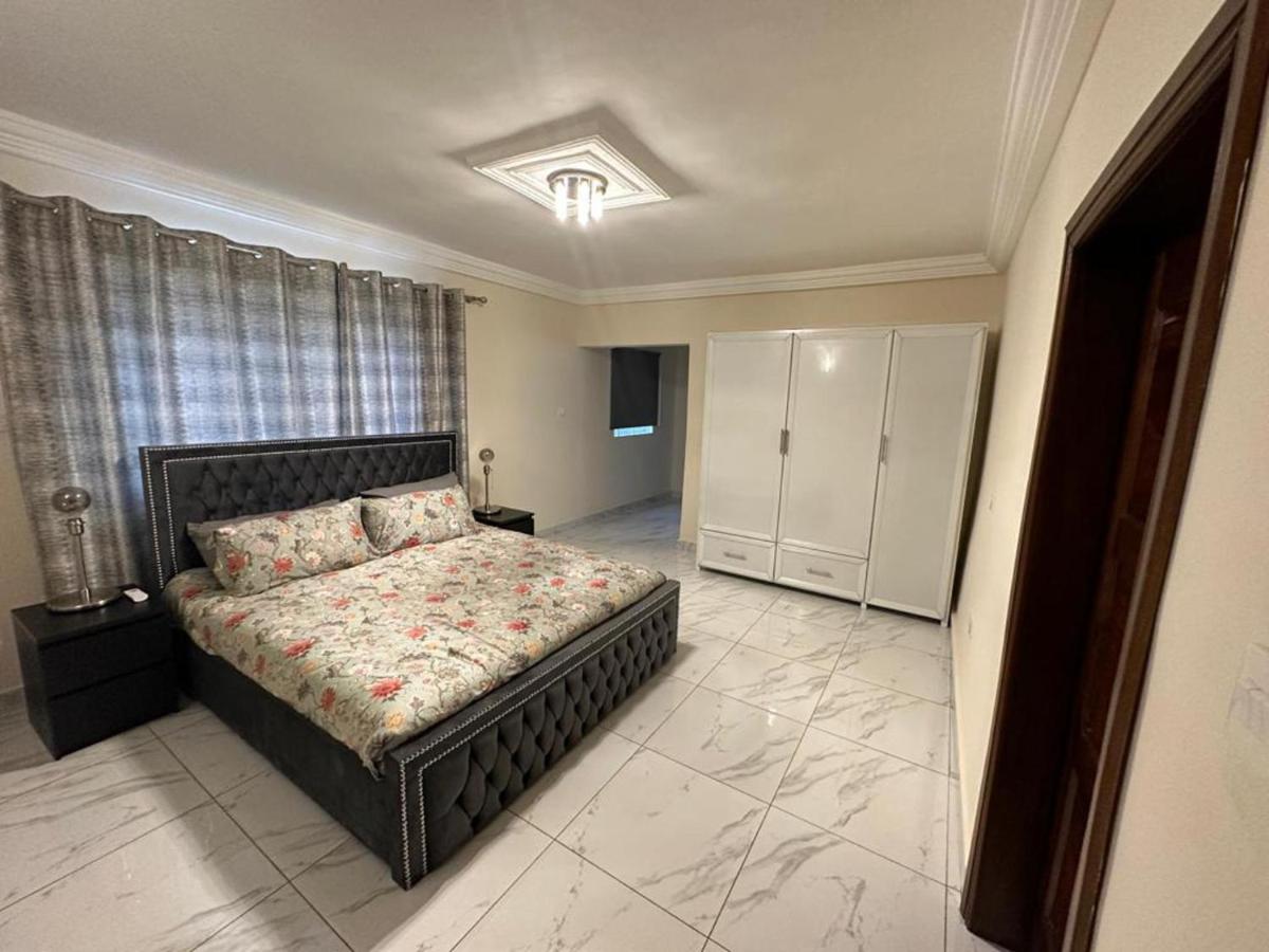 B&B Freetown - After 5 Apartment 1- 3 spacious en-suite bedrooms - Bed and Breakfast Freetown