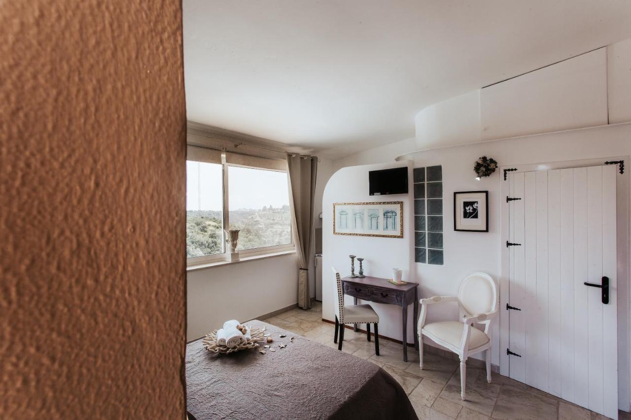 Zimmer mit Queensize-Bett und Poolblick