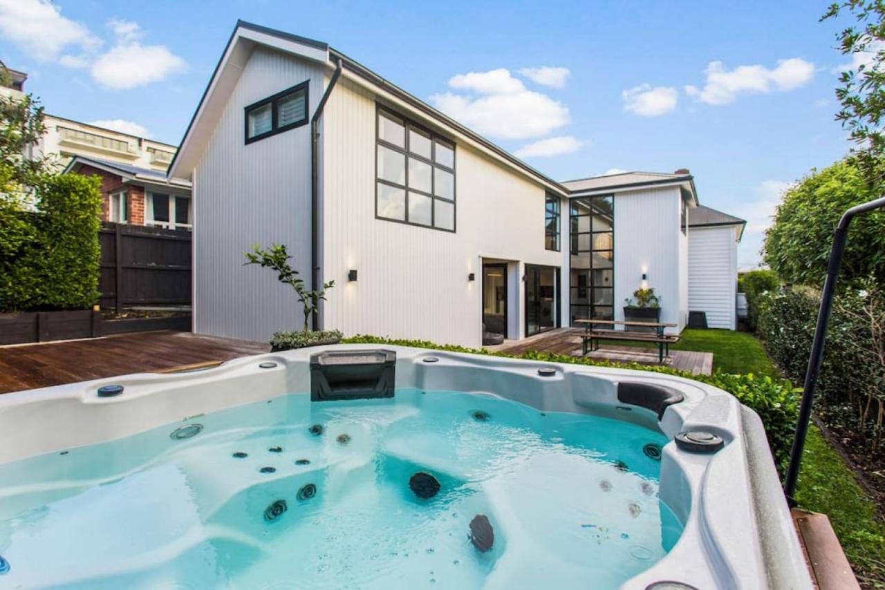Luxury Executive Family Home with Parking & Spa - B&B Auckland