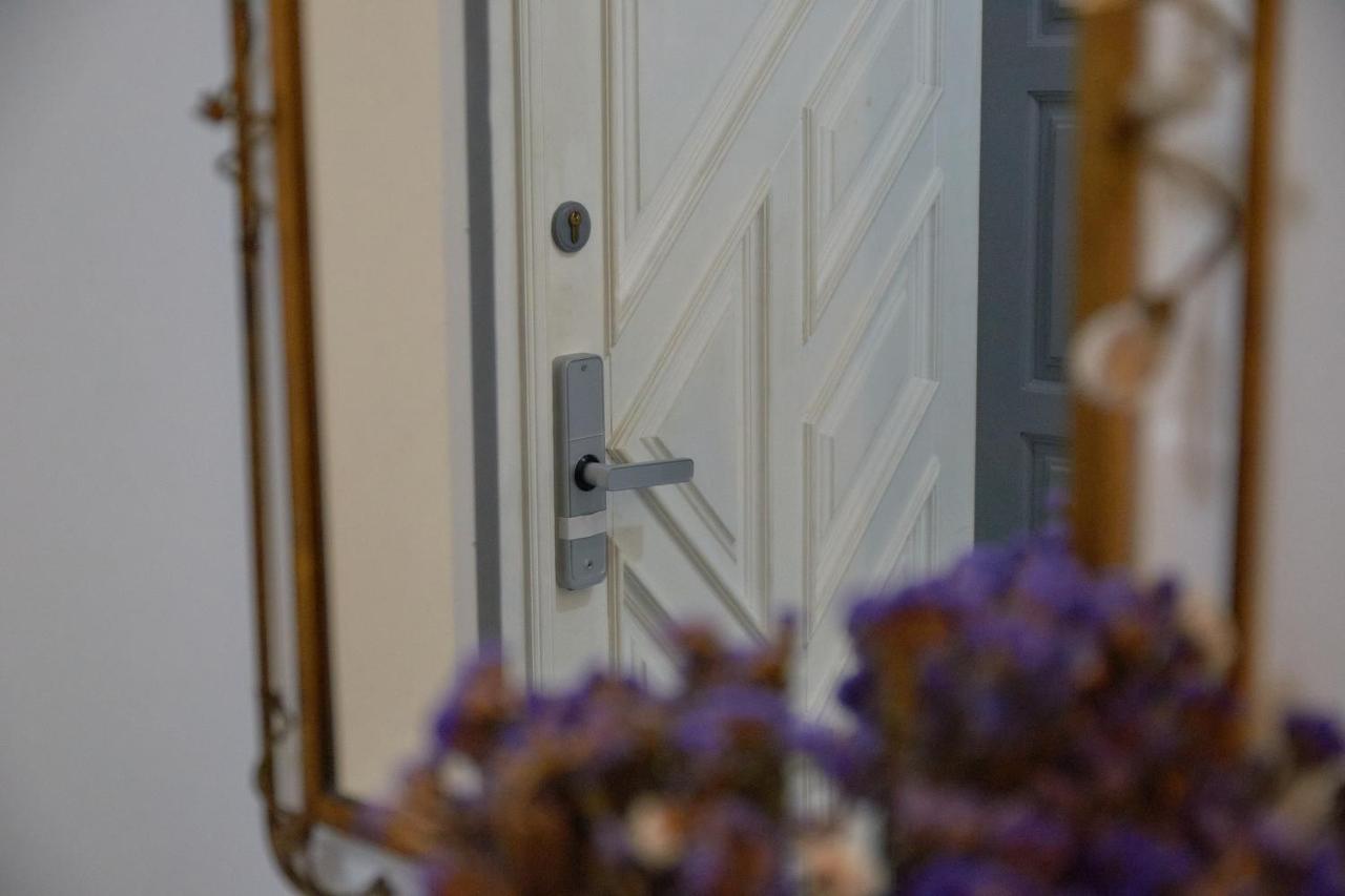 White Door Apartments Heart of Odessa 4 - Chambres d’hôtes