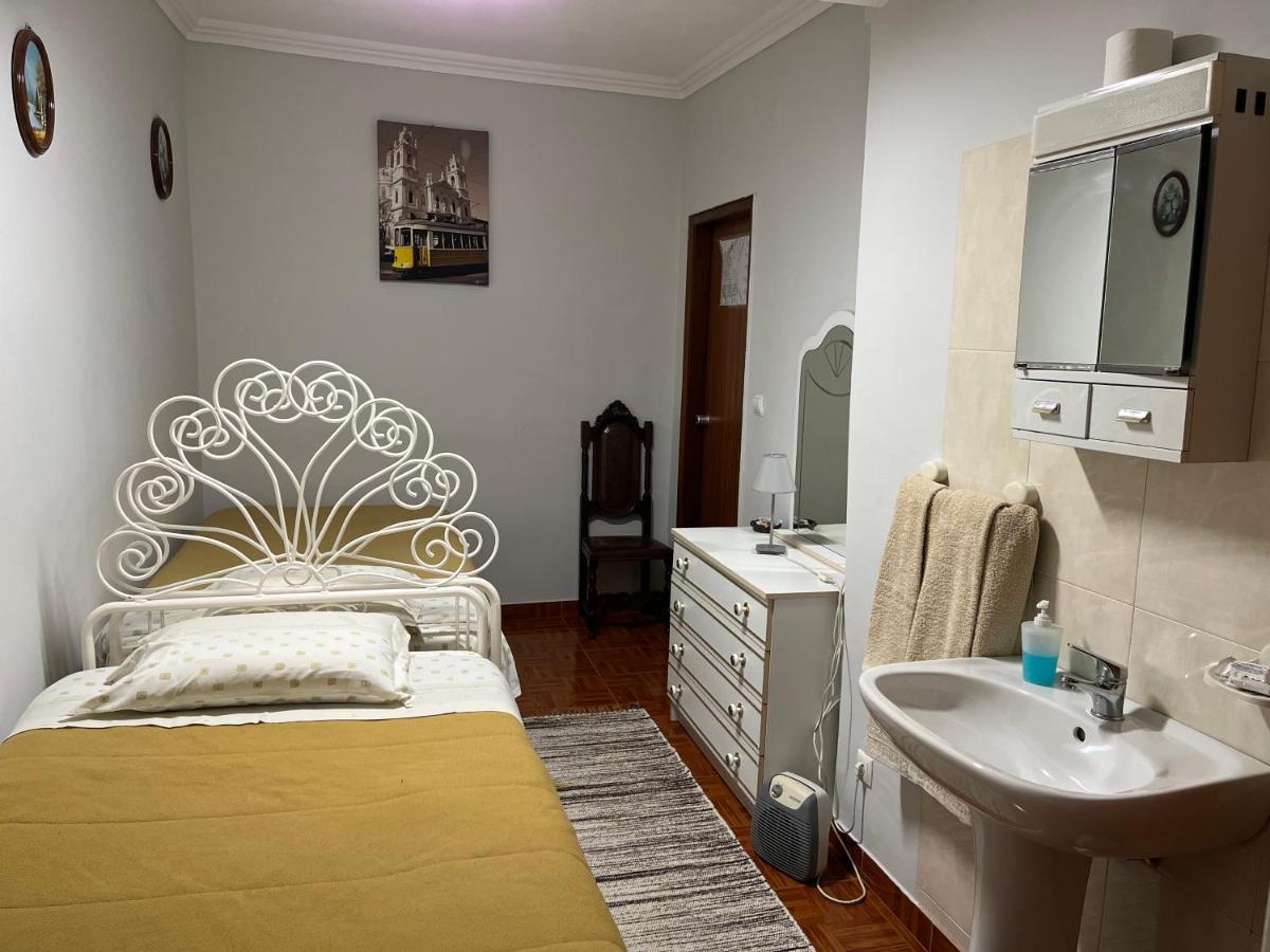 Camera Doppia con Letti Singoli e Bagno in Comune
