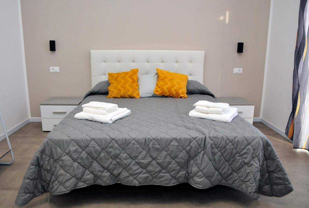 Camera Matrimoniale con Balcone e Vista Mare