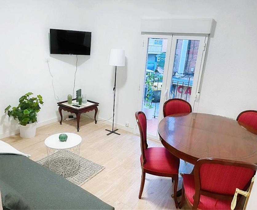 B&B Madrid - AR2 Luminoso piso de 3 habs con balcón y WIFI - Bed and Breakfast Madrid