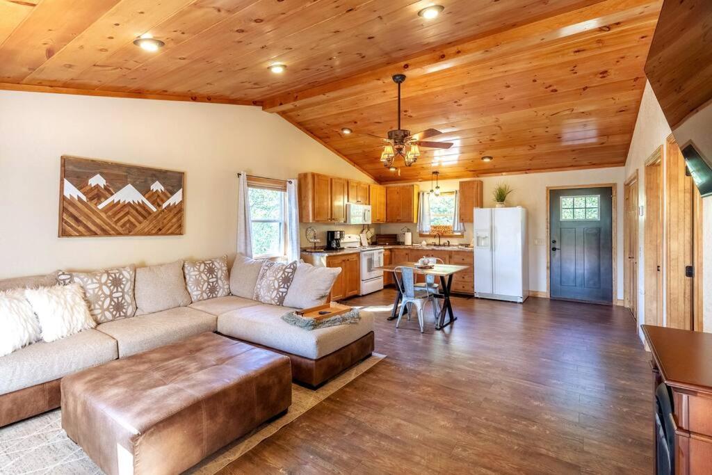 B&B Robbinsville - *New Owner Special* Cozy Cabin with mountain views - Bed and Breakfast Robbinsville