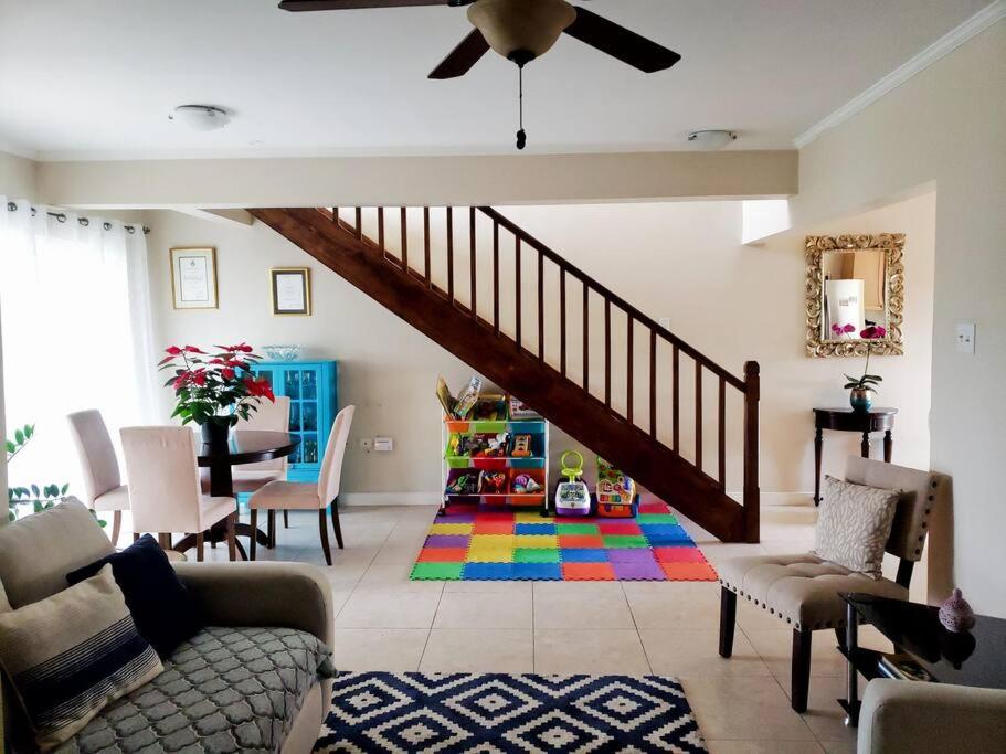 Family friendly 2 bedroom Penthouse apartment - Bed and Breakfast Billy Dunn