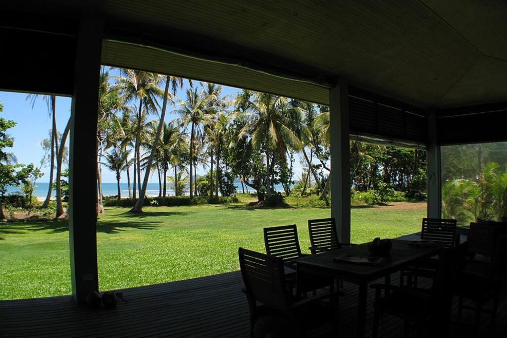 Tropika - Absolute Beachfront - B&B