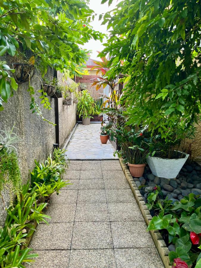 Tiaki Guesthouse - Cozy Modern Studio - 5min drive from the beach and Punaauia center - B&B