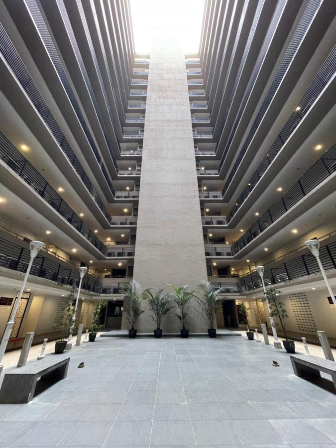 Super Comfy BIG SPACE Condo In Imperial Suites Boulevard Mall - Chambres d’hôtes