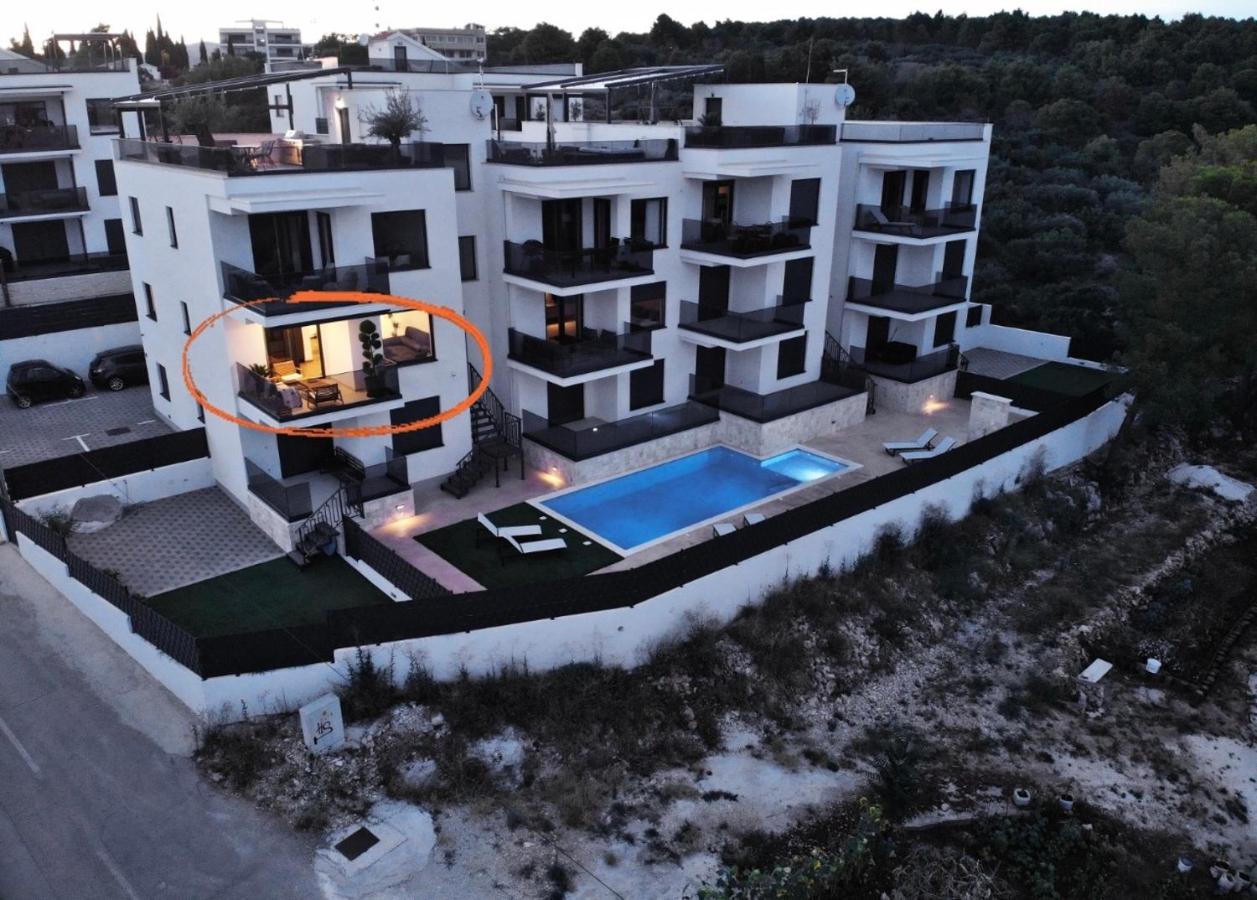 Apartment Koc, Okrug Gornji - Bed and Breakfast