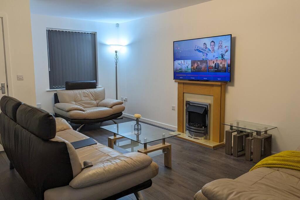 B&B Burnley - ClariTurf - 4 Bedroom Semi - Private Parking near Turf Moor, Town Centre, Transport and Motorway Links next to Canal, 3 Parks and Lake - Sky and Netflix - Bed and Breakfast Burnley