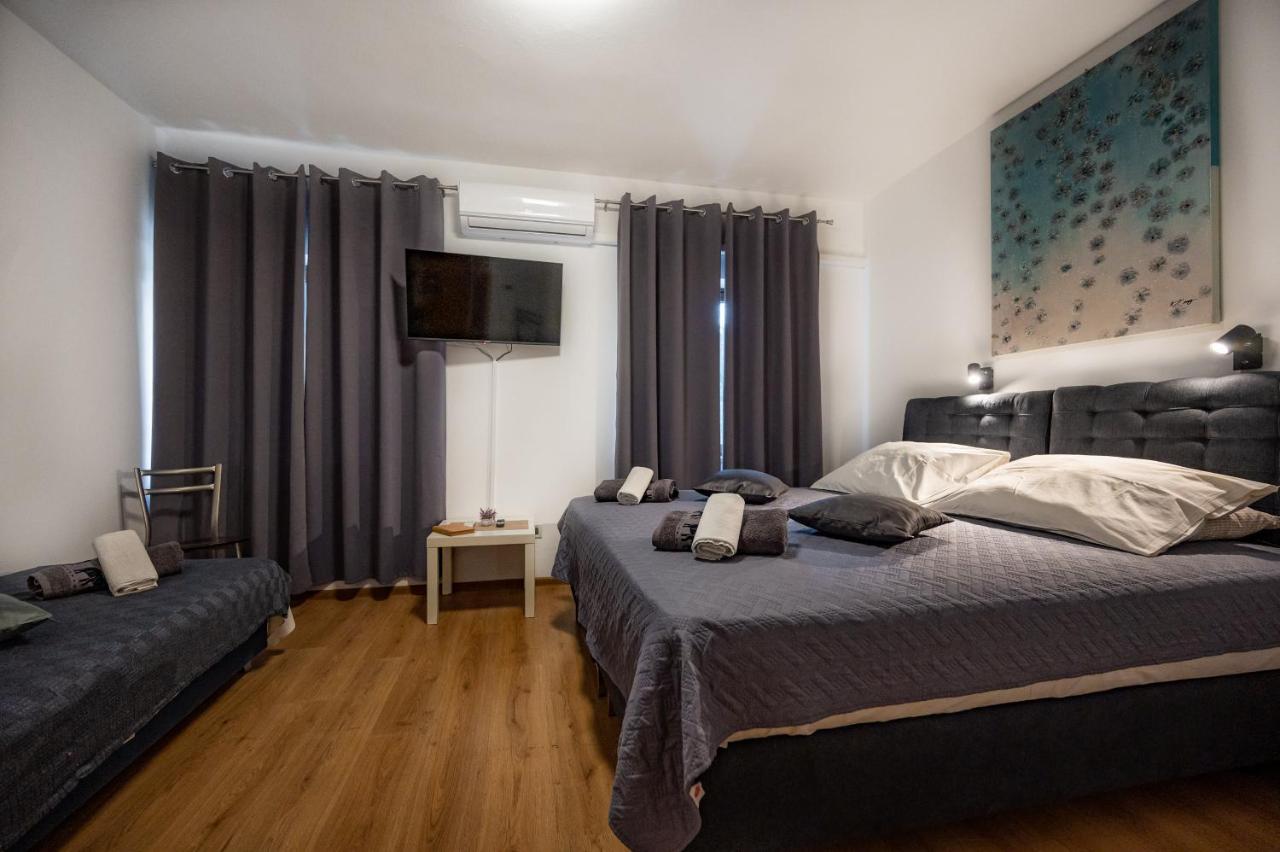 Rooms with free parking - Ferienwohnung Pula