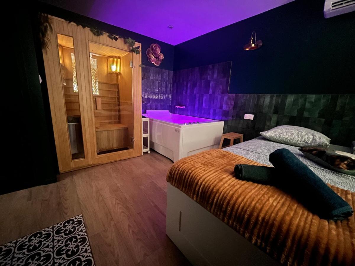 B&B Marseille - Le SPEAK EASY / JACUZZI ET SAUNA - Bed and Breakfast Marseille