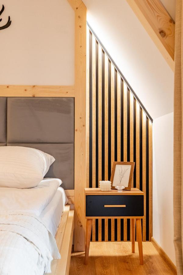 Zimmer mit Kingsize-Bett und Bergblick