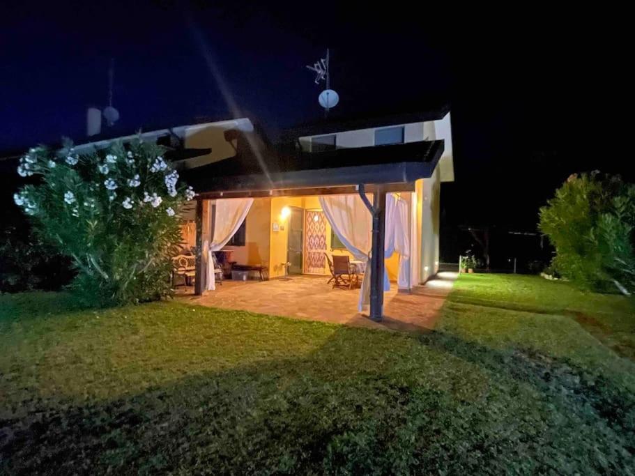 Villa con porticato sul prato - Bed and Breakfast Isola Albarella