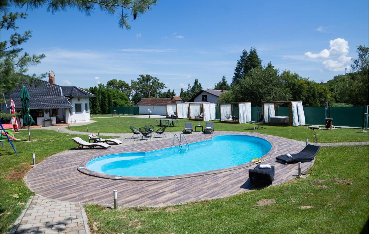 B&B Feričanci - Beautiful Home In Fericanci With Outdoor Swimming Pool, Heated Swimming Pool And Sauna - Bed and Breakfast Feričanci