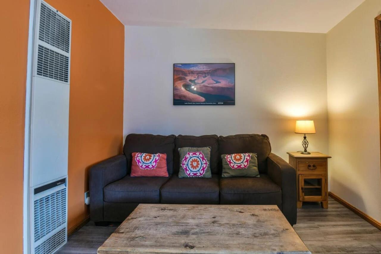 Cozy Adventure Pad Near Downtown - Rose Tree 2 - Ferienwohnung