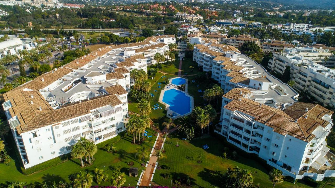 MARBELLA BANUS SUITES - Banús Playa Rocío - 3BR - 3BA - Direct Beach & Sea Access Complex - Outdoor Terrace w Garden Views - Pool - 3 Min Walk to Puerto Banús & Corte Ing Luxury Shopping - Ideal for Families - Chambres d'hôtes Marbella