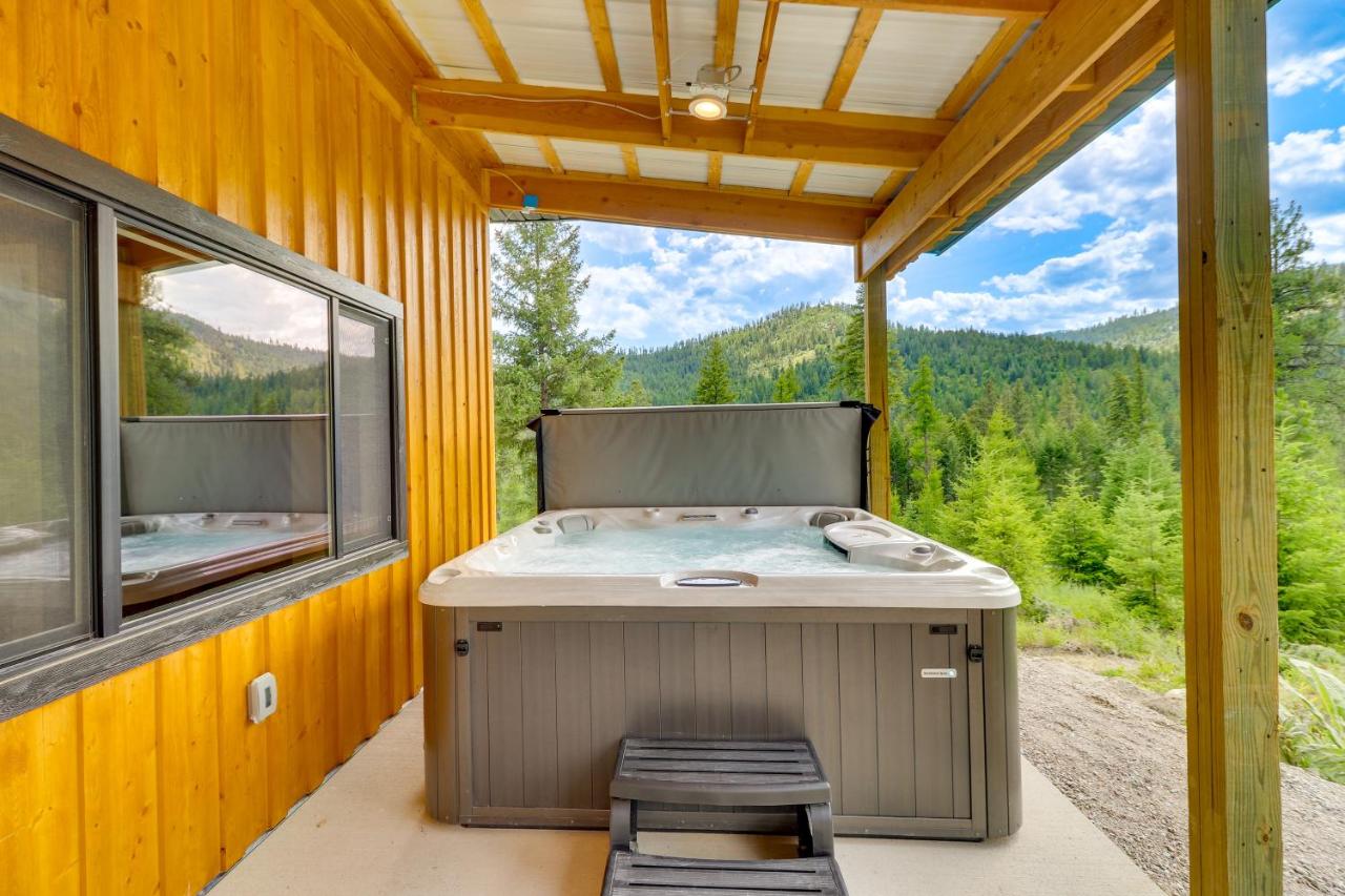 Modern Lakeside Cabin with Mountain Views and Hot Tub! - Chambres d’hôtes Lakeside