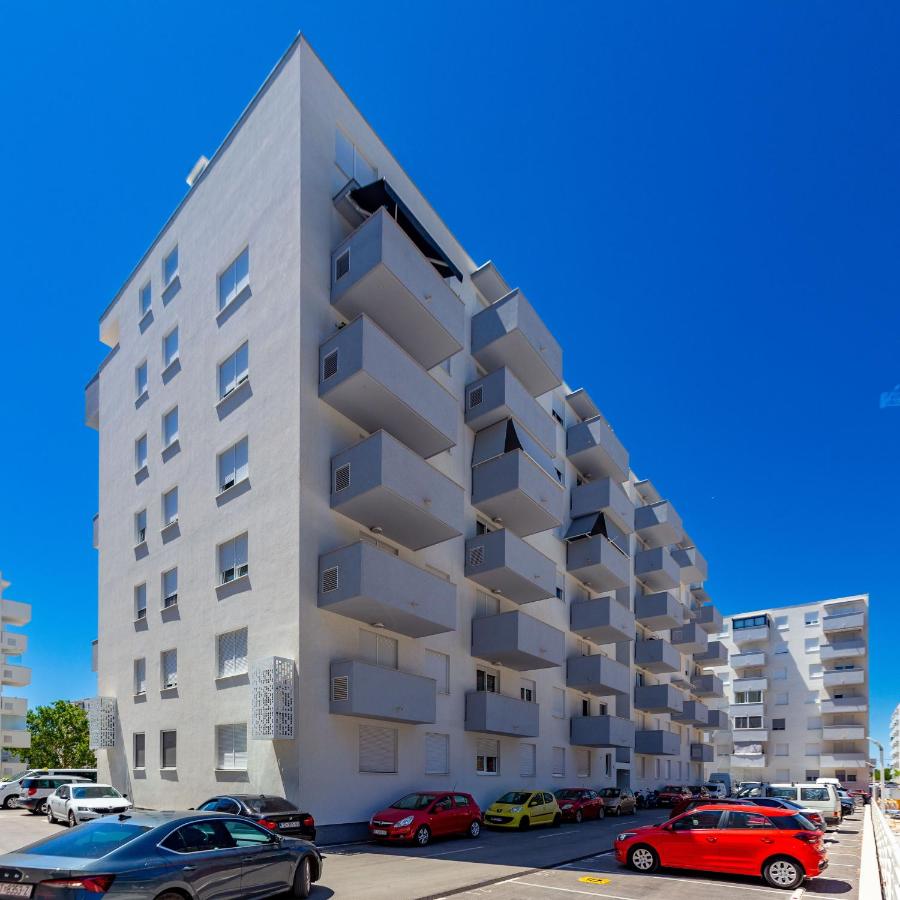 Campanula apartment with balcony - B&B Zadar