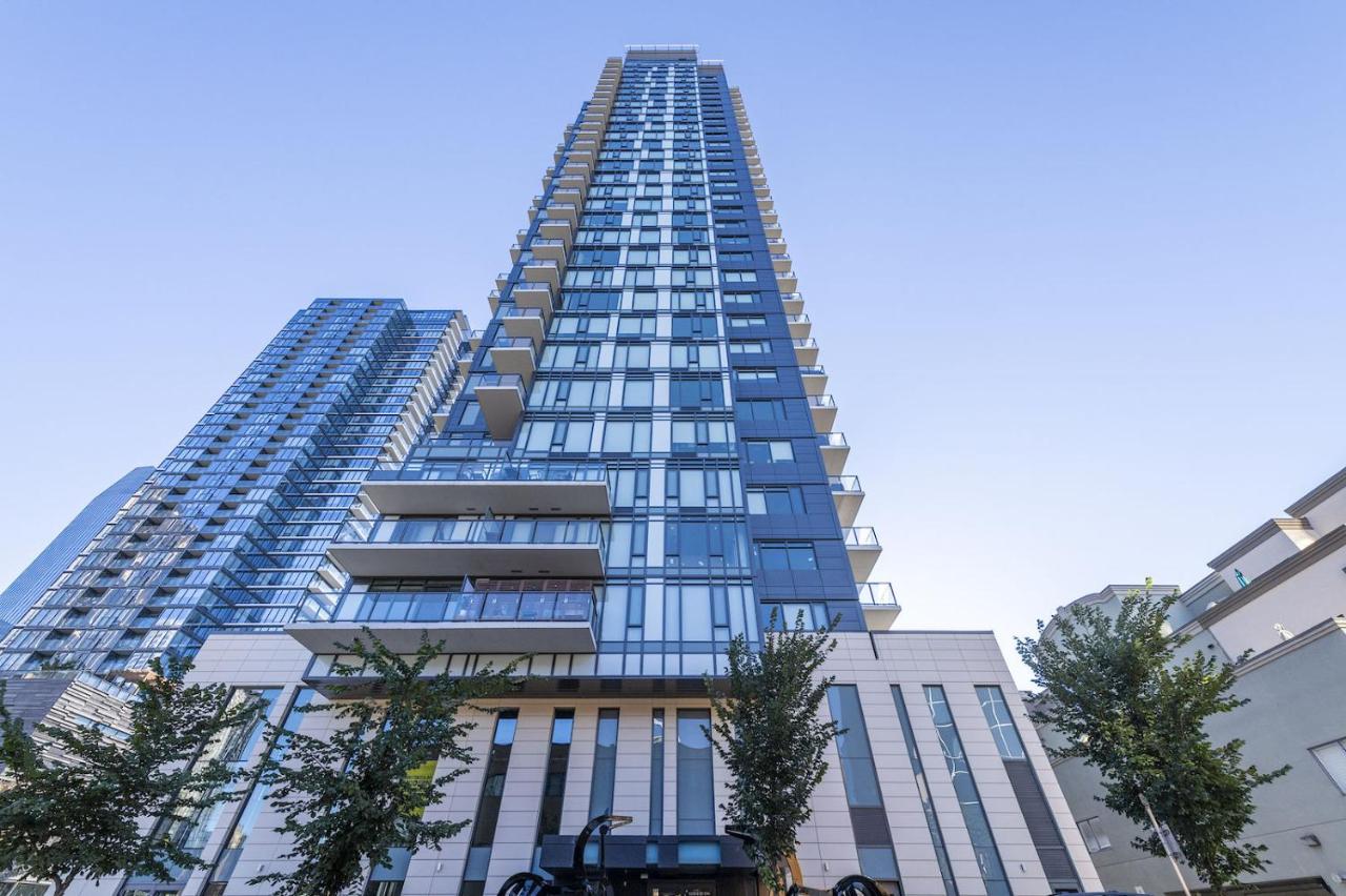 LUXURY Downtown Sunset Getaway - Your Home Away From Home - Fully Stocked Kitchen, Gym, Balcony, FREE PARKING - Chambres d'hôtes Calgary