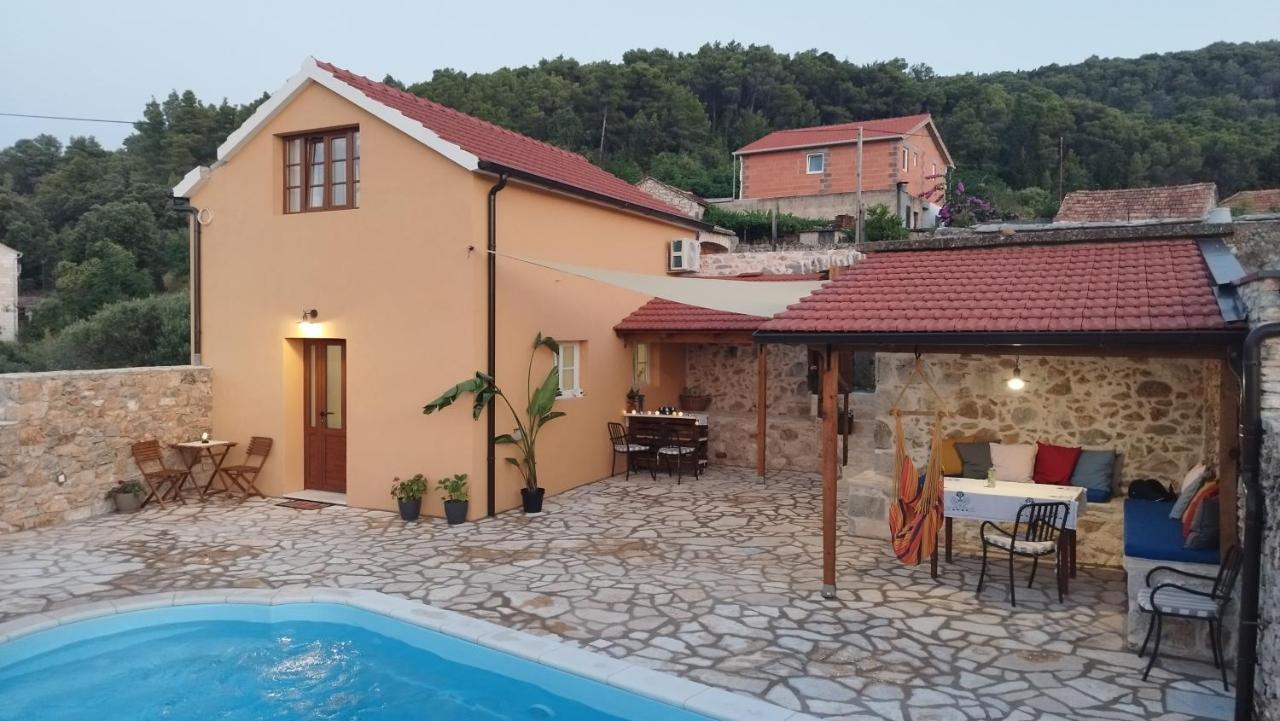 B&B Stari Grad - Holiday house "Acacia", for two with pool, Dol - Bed and Breakfast Stari Grad