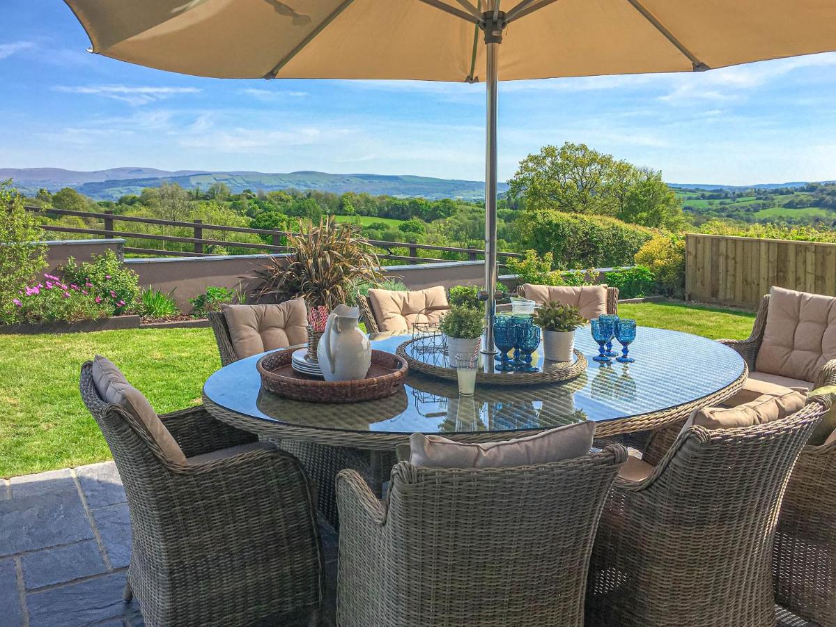 B&B Llanwrda - Maes Y Bryn Farmhouse - Bed and Breakfast Llanwrda