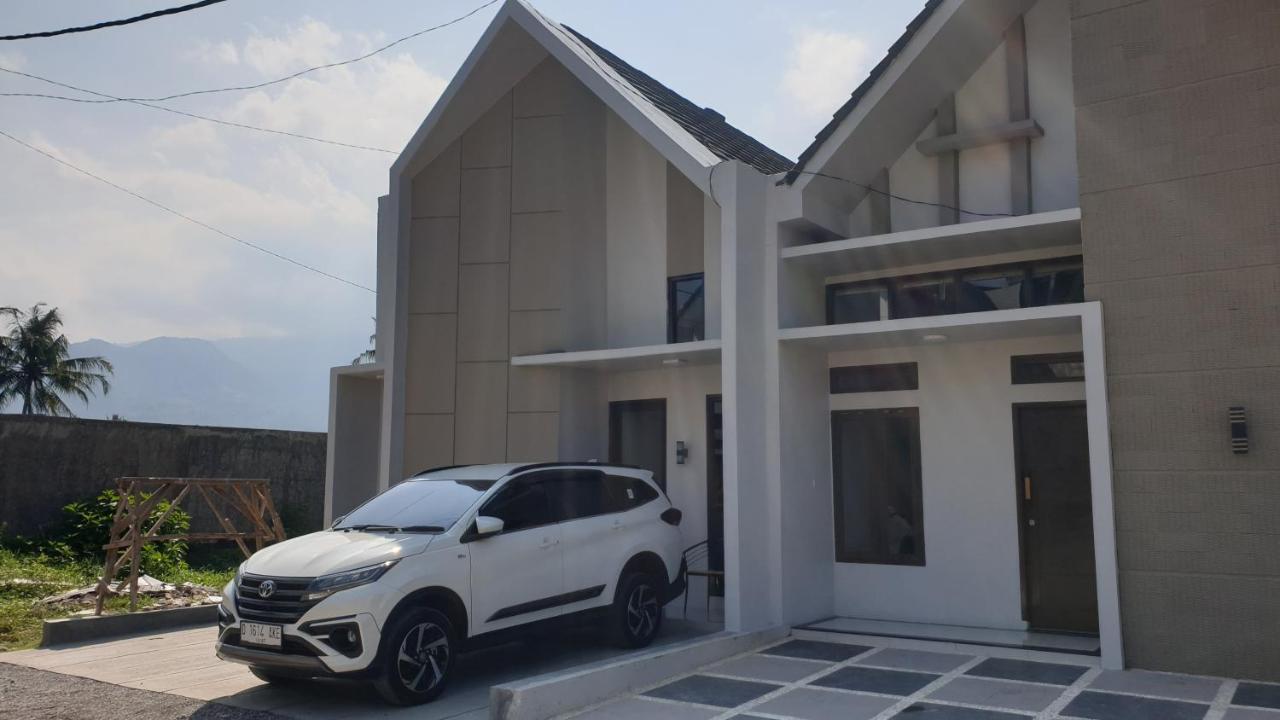 Adinda Syariah B 09 Paseban ke 3 - B&B Cicadas Hilir